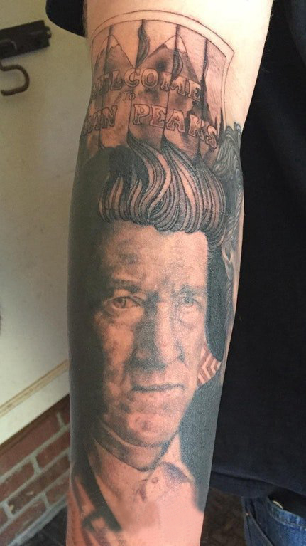 人物肖像纹身男生手臂上黑色人物肖像纹身图片