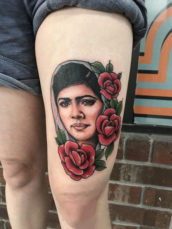 人物肖像纹身女生大腿上花朵和人物肖像纹身图片