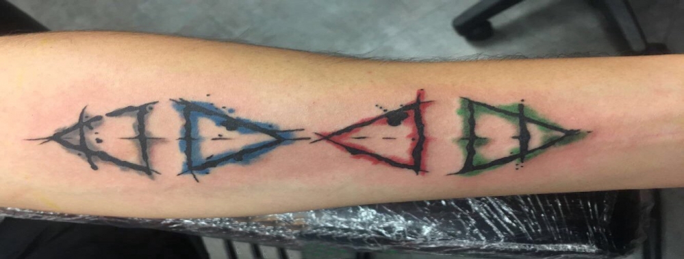 三角形纹身图男生手臂上彩色的三角形纹身图片