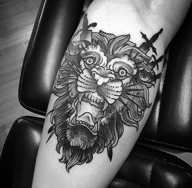 狮子头纹身图片小腿上黑色双剑刺入狮子头纹身图片