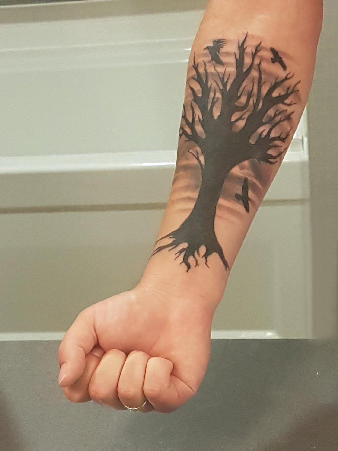 松树纹身男生手臂上黑色的松树纹身图片
