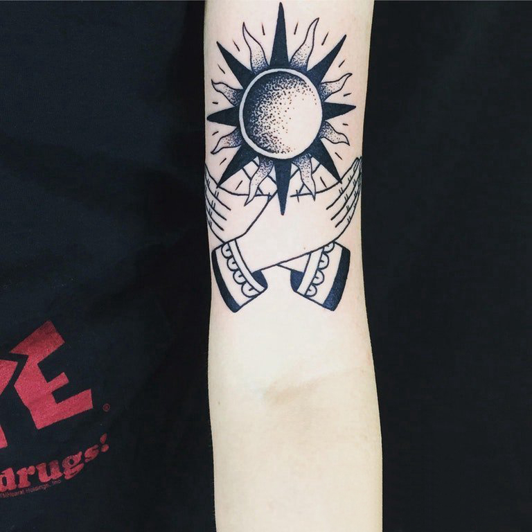 太阳图腾纹身女生手臂上黑色的太阳纹身图片