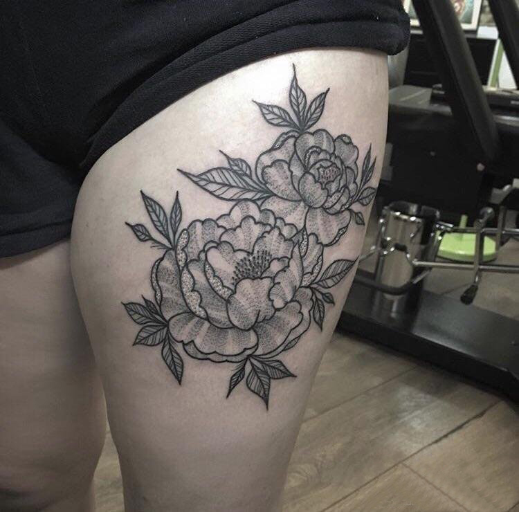 文艺花朵纹身女生大腿上黑色的文艺花朵纹身图片