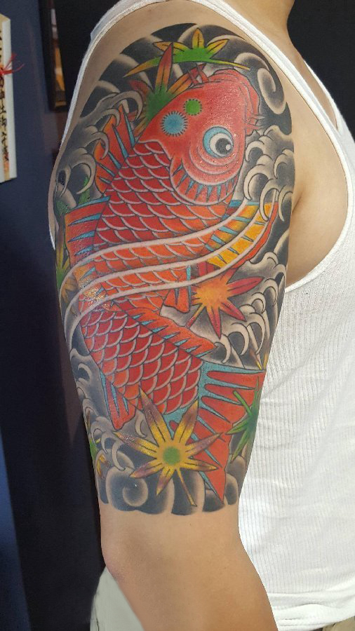 纹身红鲤鱼男生手臂上红鲤鱼纹身图片