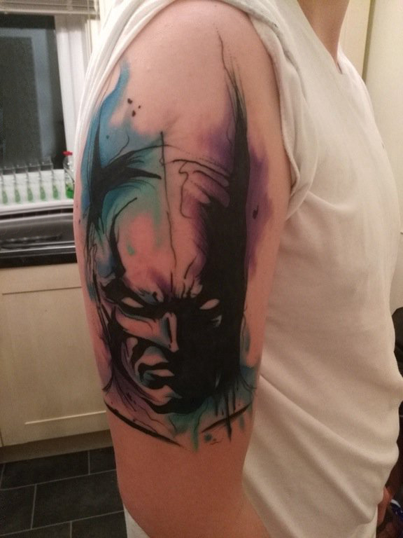 蝙蝠侠纹身 男生手臂上彩色的蝙蝠侠纹身图片