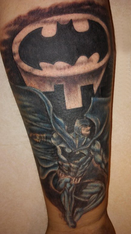 蝙蝠侠纹身 男生手臂上彩色的人物蝙蝠侠纹身图片