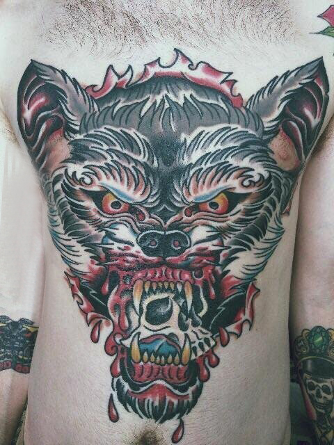 滴血狼头纹身图片 男人胸部上彩色的骷髅头和滴血狼头纹身图片