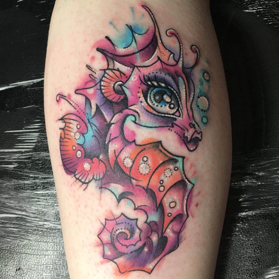 海马纹身图案 女生小腿上彩色的海马纹身图片
