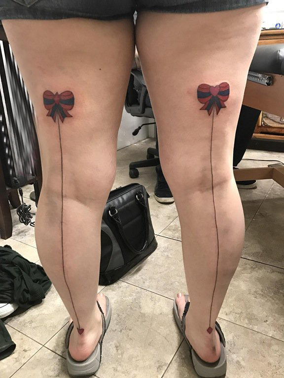 蝴蝶结纹身图 女生大腿上彩色的蝴蝶结纹身图片