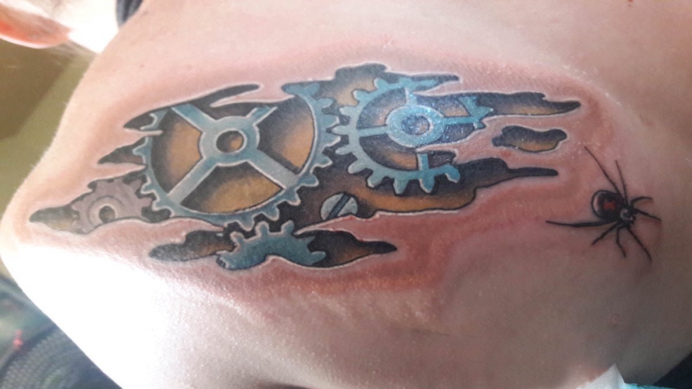 机械齿轮纹身 男生后背上彩色的机械齿轮纹身图片