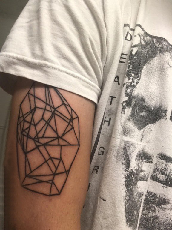 几何元素纹身 男生手臂上黑色的几何纹身图片