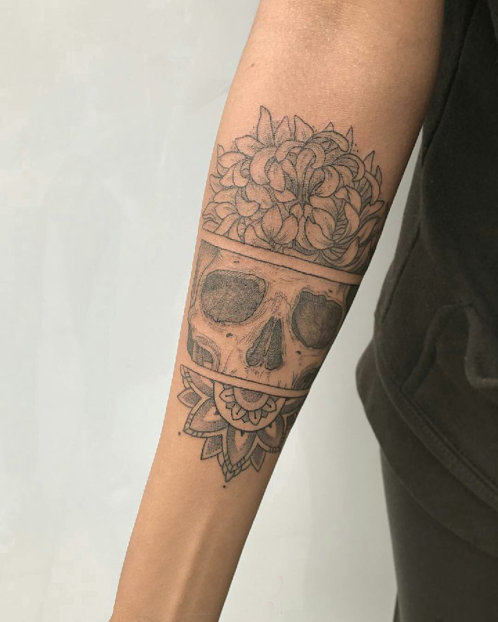 骷髅花朵纹身图案 男生手臂上花朵和骷髅纹身图片