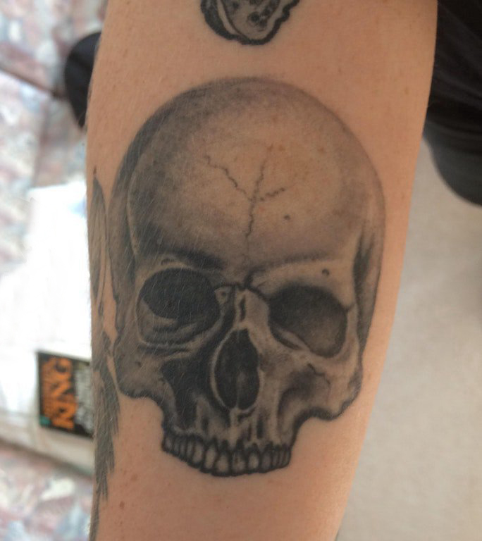 骷髅纹身 男生手臂上黑灰的骷髅纹身图片