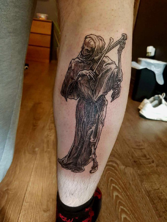 骷髅纹身 男生小腿上黑色的骷髅纹身图片