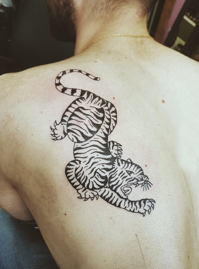 老虎图腾纹身 男生后背上黑色的老虎纹身图片