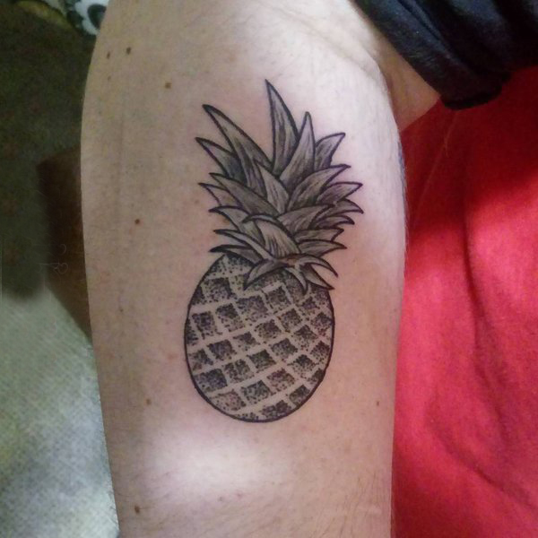 欧美小腿纹身 男生小腿上黑色的菠萝纹身图片