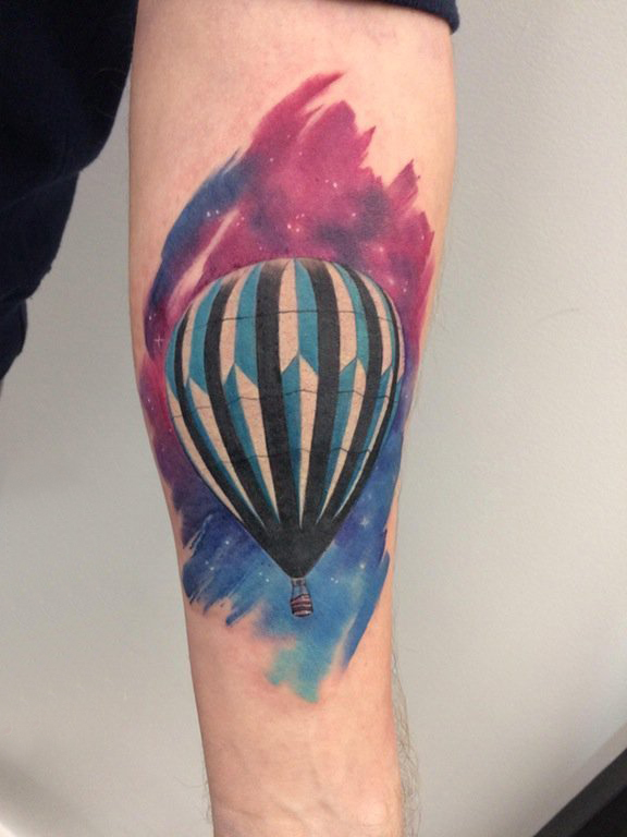 热气球纹身 男生手臂上精美的热气球纹身图片