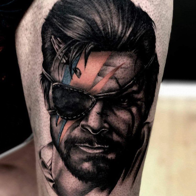 人物肖像纹身 男生大腿上彩色的人物肖像纹身图片