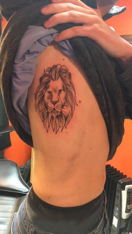 狮子王纹身 男生侧腰上黑色的狮子纹身图片