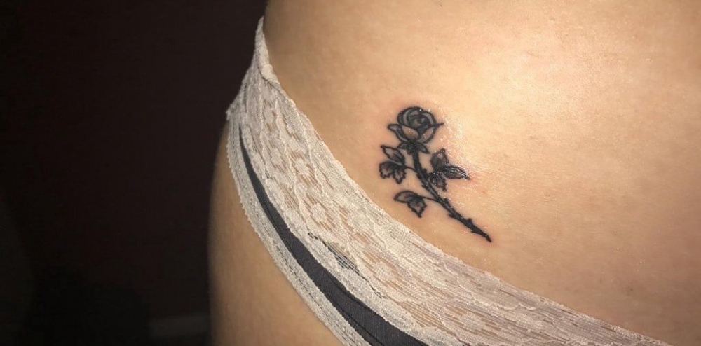 纹身 小玫瑰 女生腹部黑色的玫瑰花纹身图片