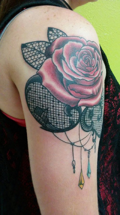 纹身玫瑰花 美女手臂上立体小纹身玫瑰花和蕾丝花边纹身图片