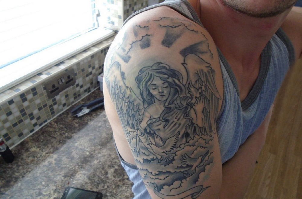纹身守护天使 男生大臂上黑色的天寺纹身图片