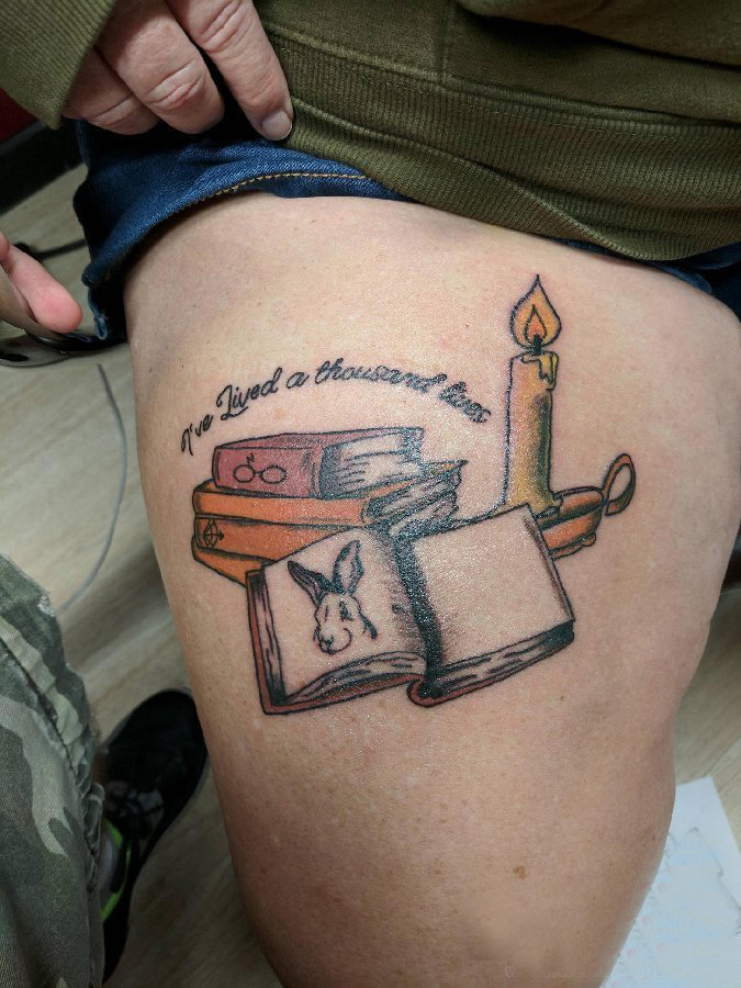 纹身书籍 男生大腿上蜡烛和书籍纹身图片