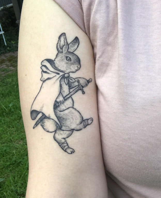纹身兔 女生手臂上黑灰兔子纹身图片