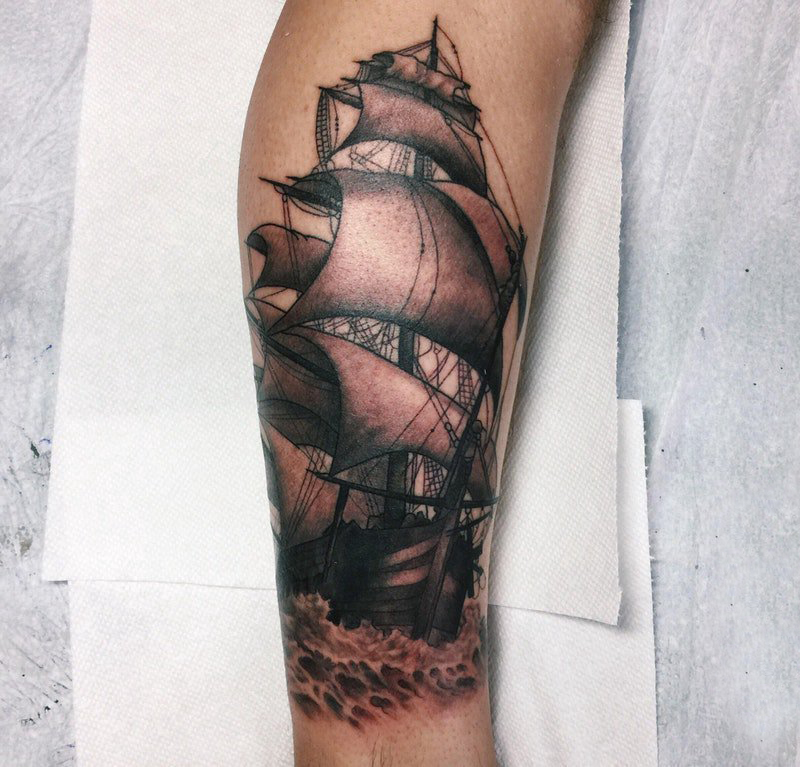 纹身小帆船 男生小腿上黑色的帆船纹身图片