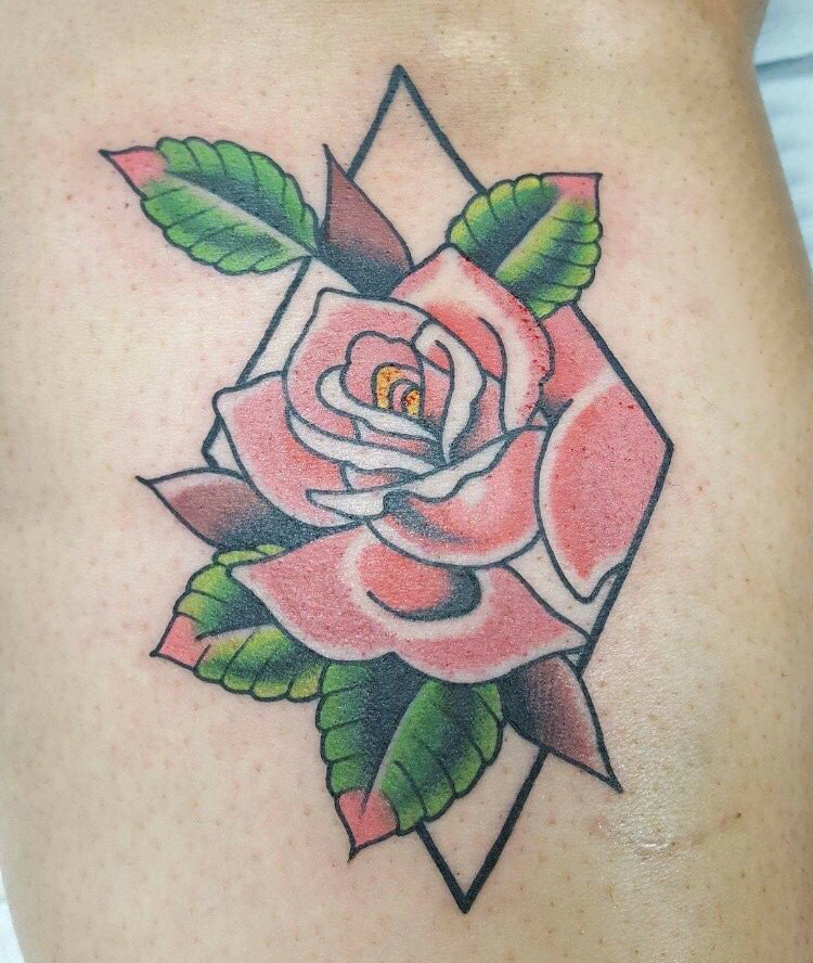 纹身小花朵 女生小腿上彩色的花朵纹身图片