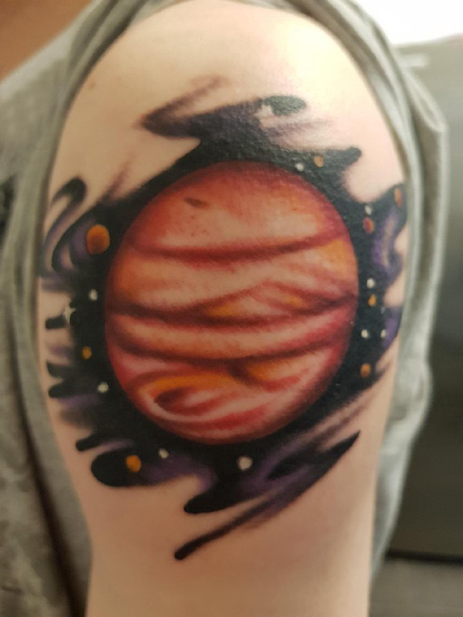 纹身星球 男生大臂上彩色的星球纹身图片