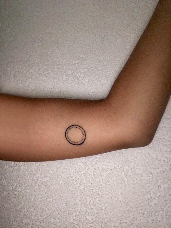 纹身圆形 女生大臂上黑色的几何纹身圆形图片