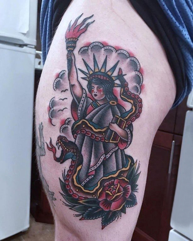 纹身自由女神 大腿上彩色传统纹身自由女神和蛇花纹身图案大全