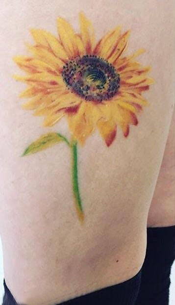 向日葵纹身 女生大腿上向日葵纹身图片