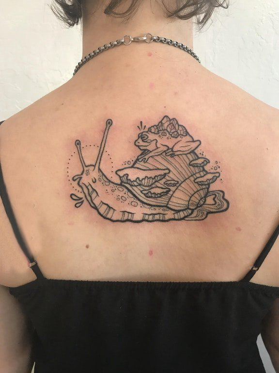 小动物纹身 女生背部蜗牛和青蛙纹身图片
