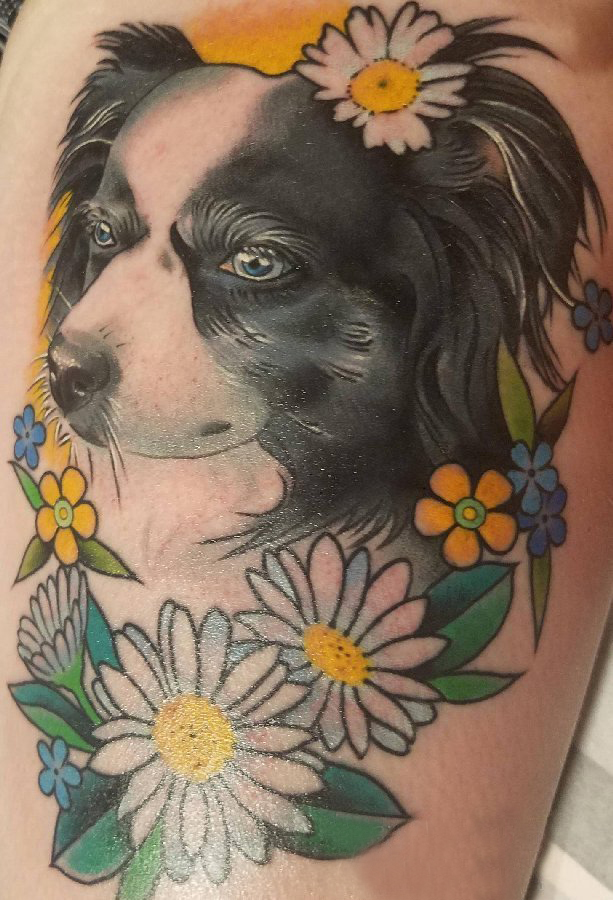 小狗纹身图片 女生大腿上花朵和小狗纹身图片