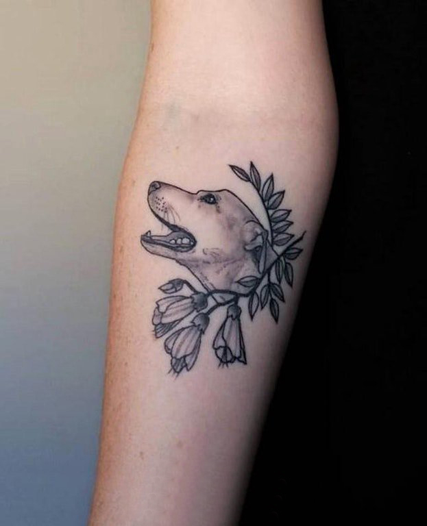 小狗纹身图片 女生手臂上植物和小狗纹身图片
