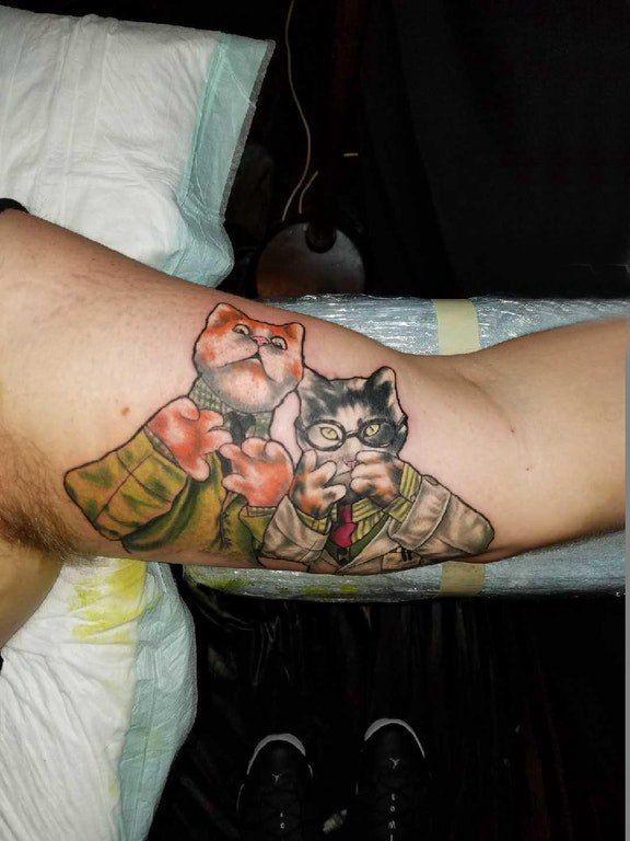 小猫咪纹身 男生大臂上彩色的猫咪纹身图片