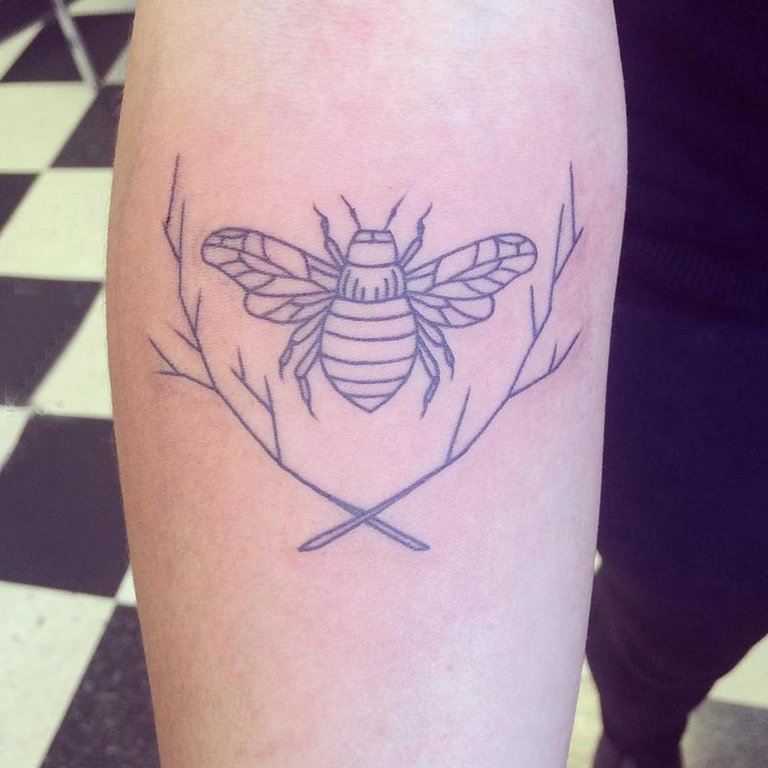 小蜜蜂纹身 男生大臂上树枝和蜜蜂纹身图片