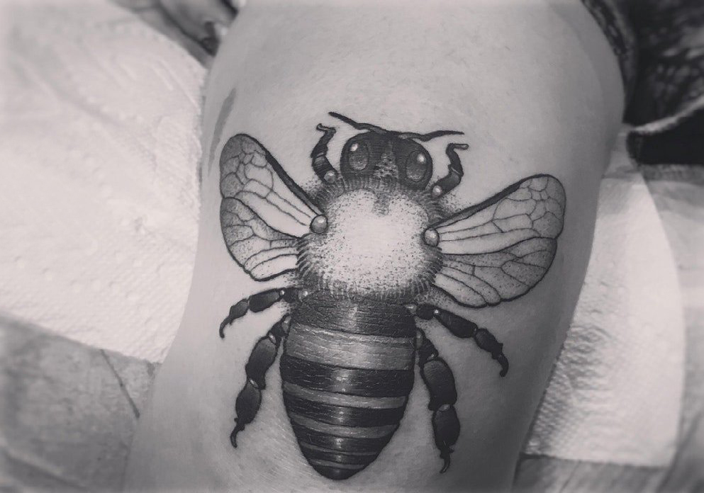 小蜜蜂纹身 男生大腿上黑色的蜜蜂纹身图片