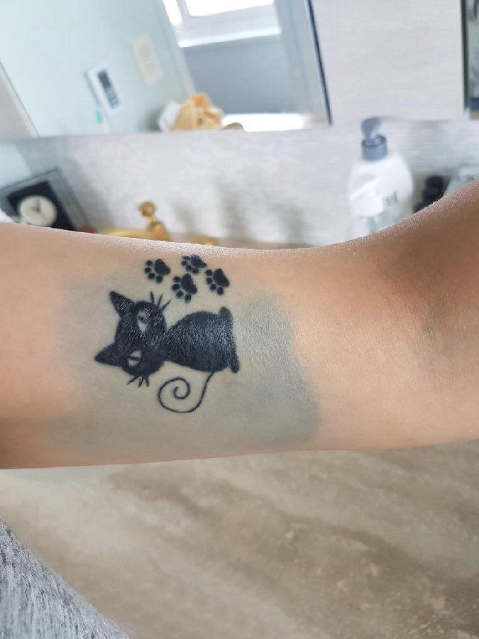 小清新猫咪纹身 女生手臂上黑色的猫咪纹身图片