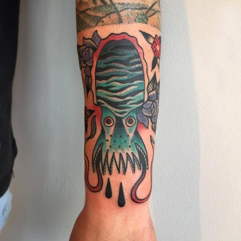 小章鱼纹身 男生手臂上彩色的章鱼纹身图片