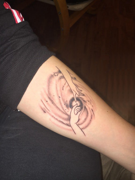 星球纹身  女生手臂上文艺星球纹身图片
