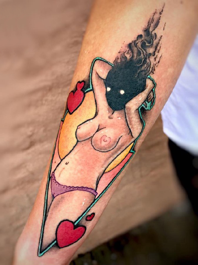 性感女郎纹身图片 男性手臂上艺术纹身彩绘性感女郎纹身图片