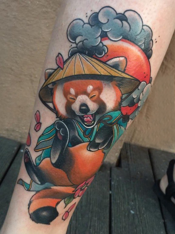 熊猫纹身 女生小腿上彩色的熊猫纹身图片