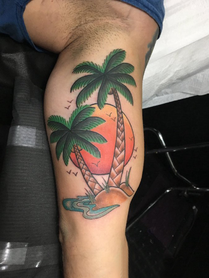 椰树纹身图 男生小腿上彩色的椰树纹身图片