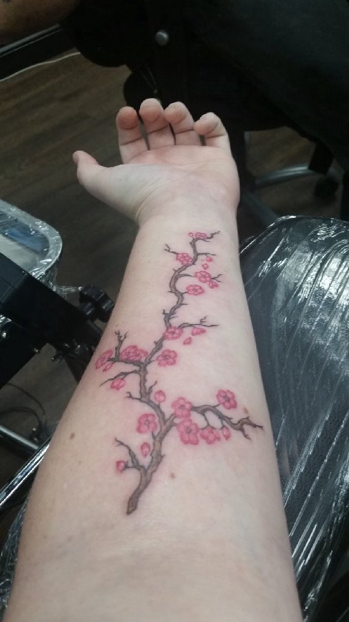 樱花纹身 女生手臂上彩色的樱花纹身图片