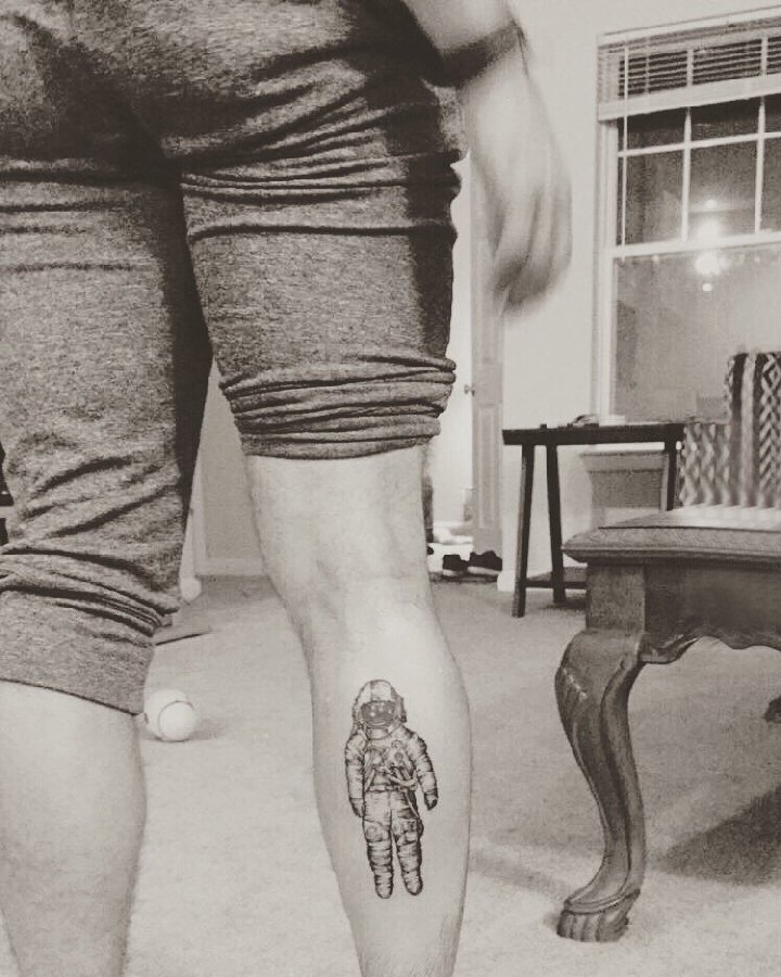 宇航员纹身  男生小腿上黑色的宇航员纹身图片