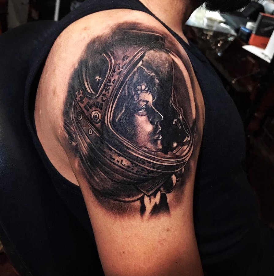 宇航员纹身 男生手臂上的宇航员纹身图片