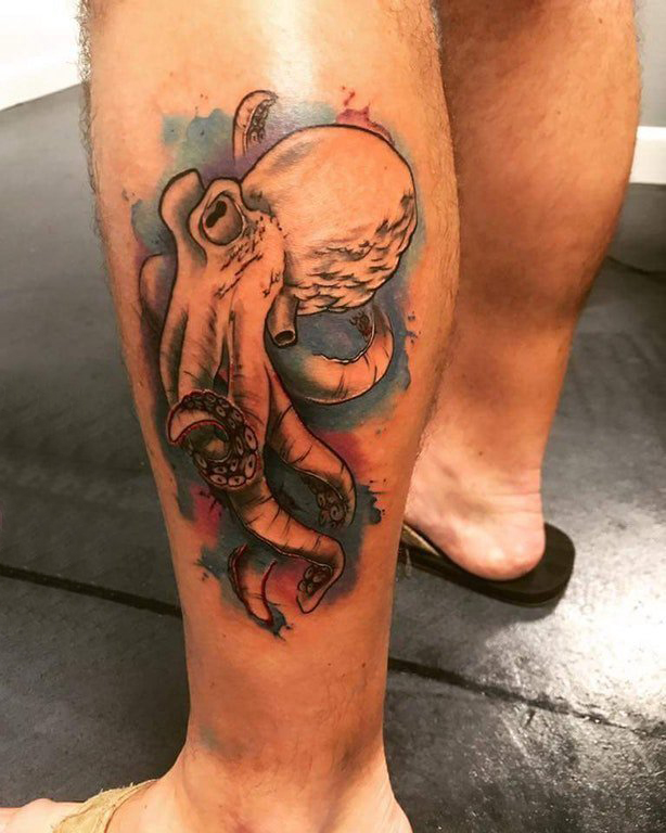 章鱼纹身 男生小腿上彩色的章鱼纹身图片
